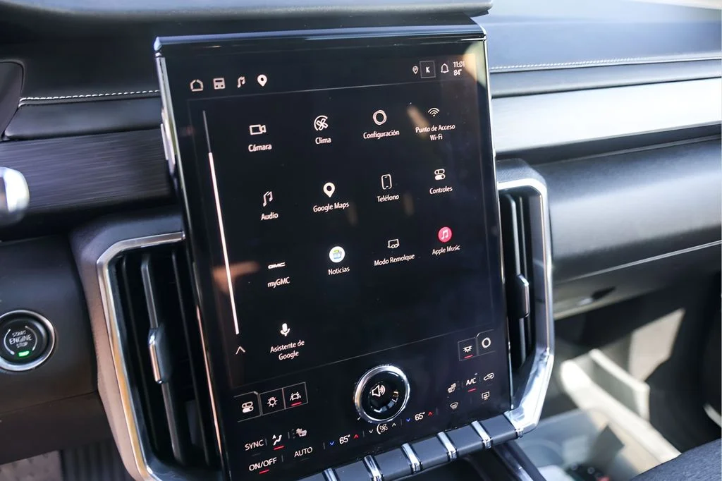 Used 2025 White GMC Elevation image 19