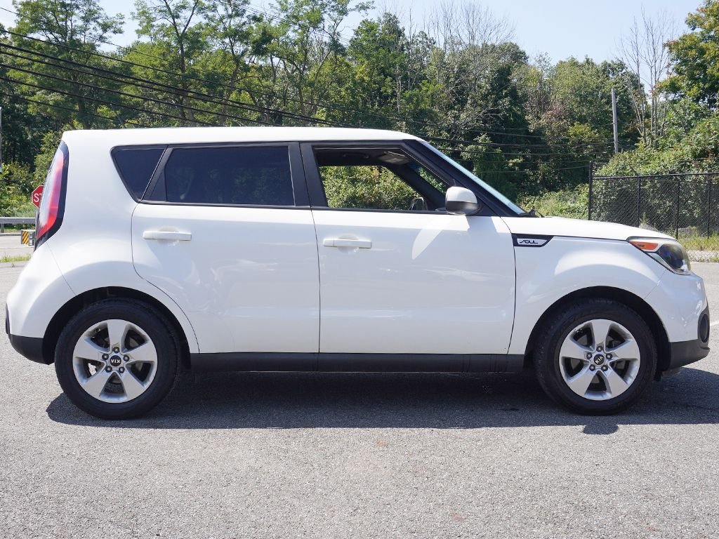 Used 2018 White Kia Base image 9