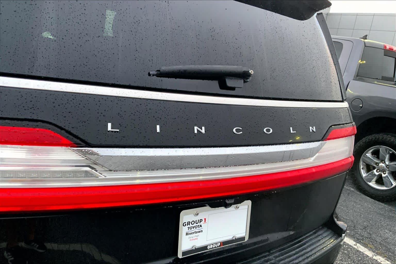 Used 2018 Black Velvet Lincoln Select image 30