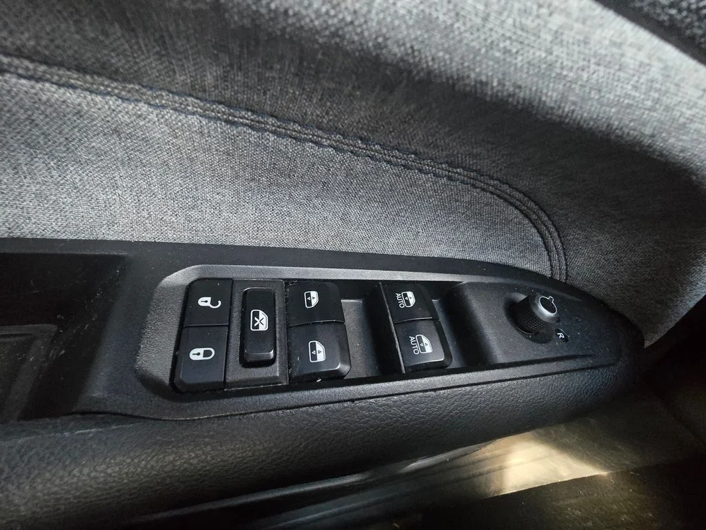 Used 2024 White Jeep Latitude image 18