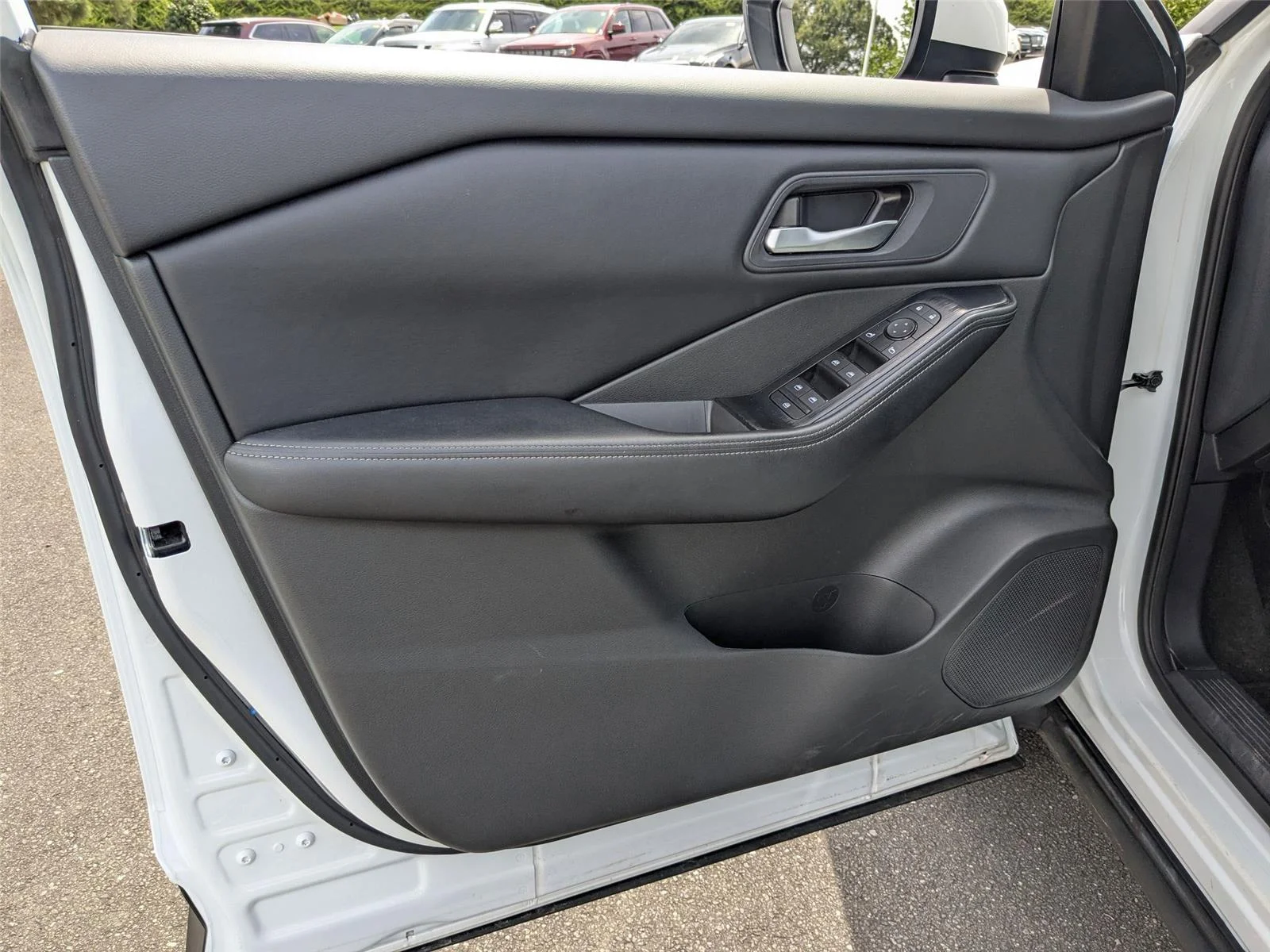 Used 2024 Everest White Pearl Nissan SV image 16