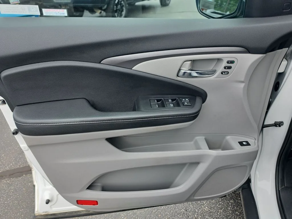 Used 2024 White Honda RTL image 11