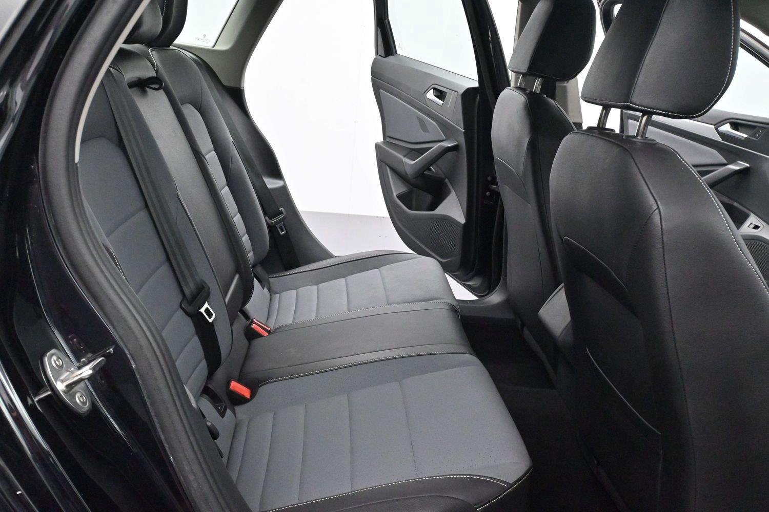 Used 2025 Deep Black Pearl Volkswagen SE image 30