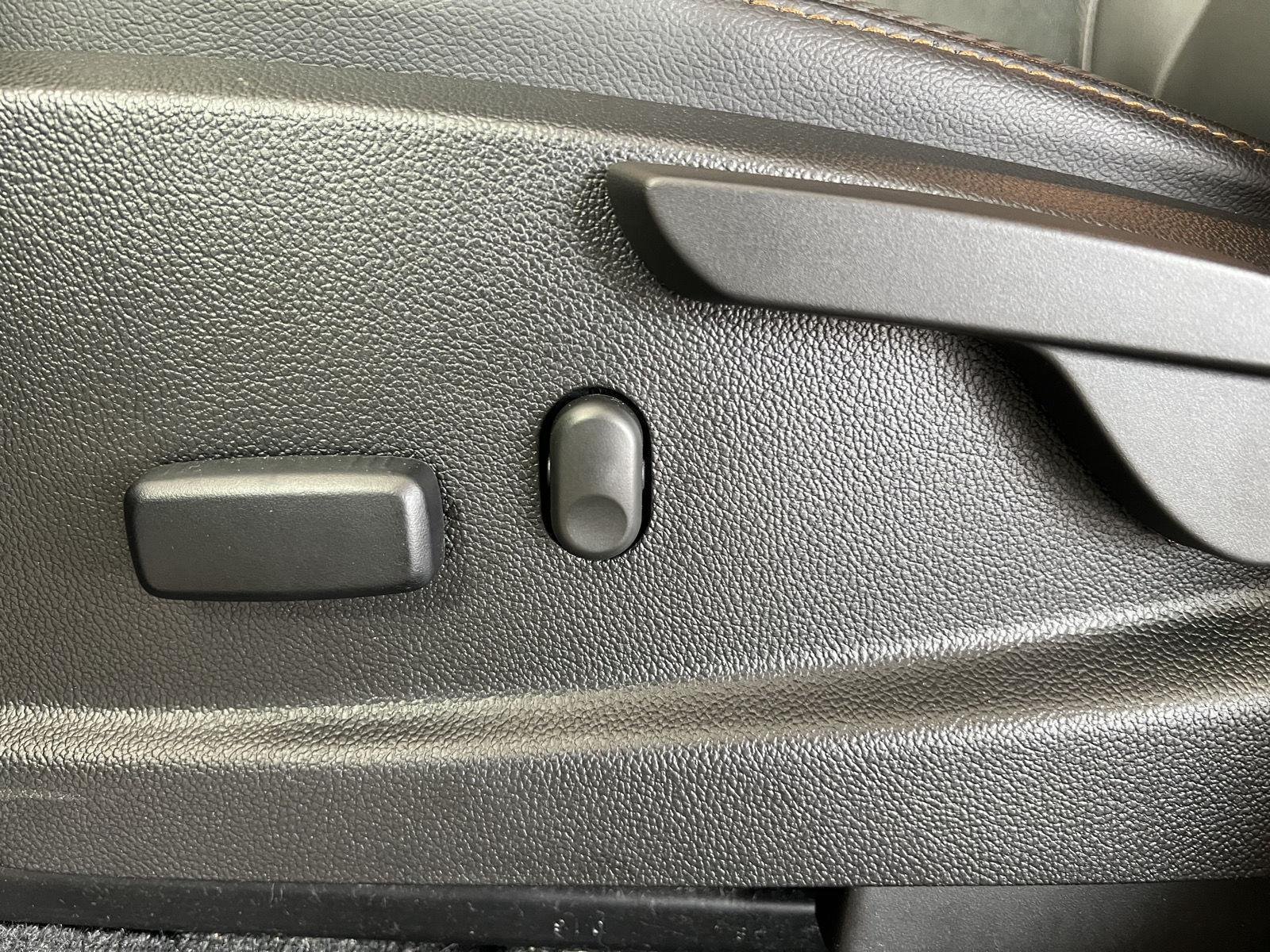 Used 2022 Onyx Black GMC 4WD AT4 w/Leather image 5