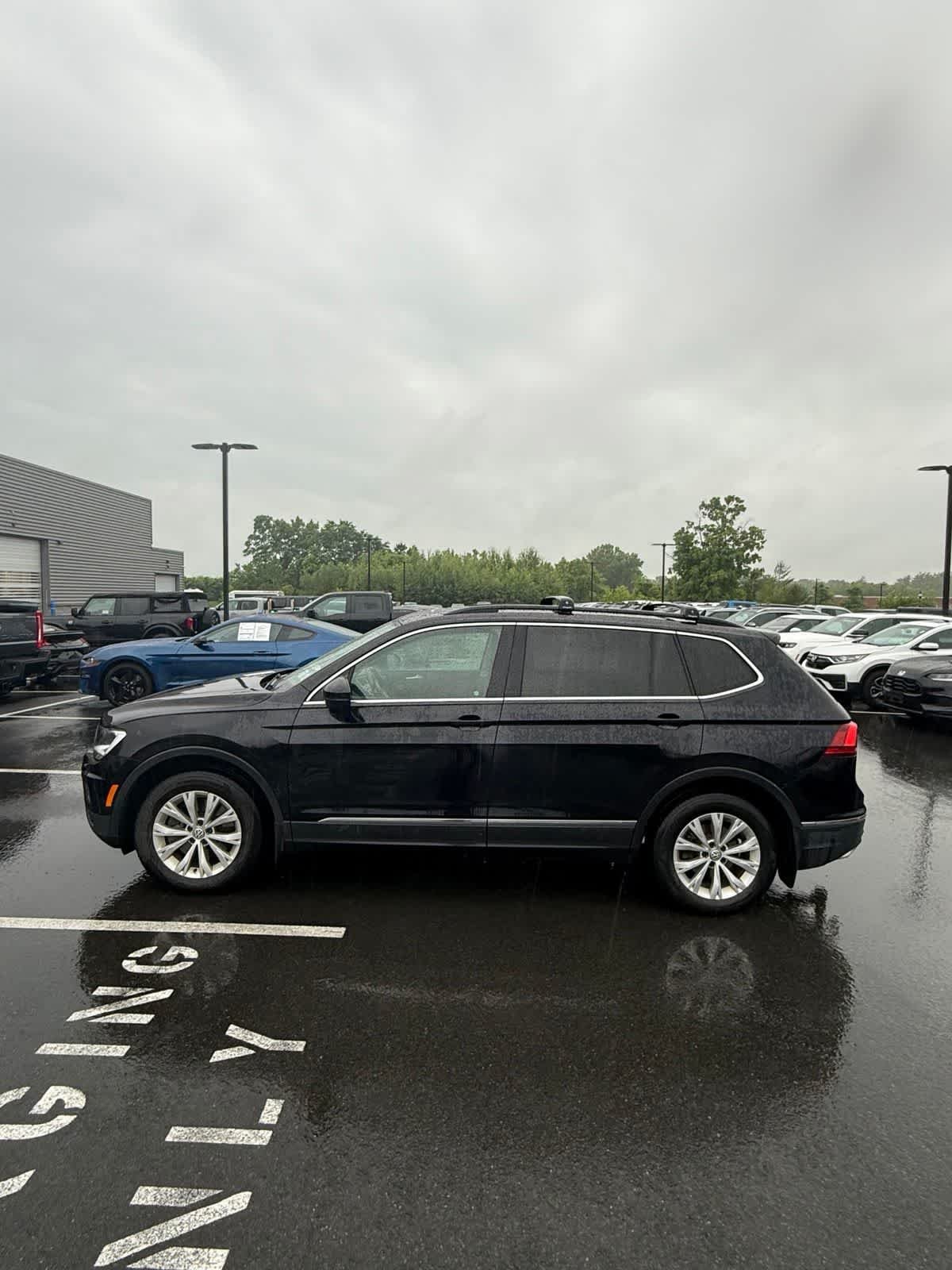 Used 2018  Volkswagen SE image 2