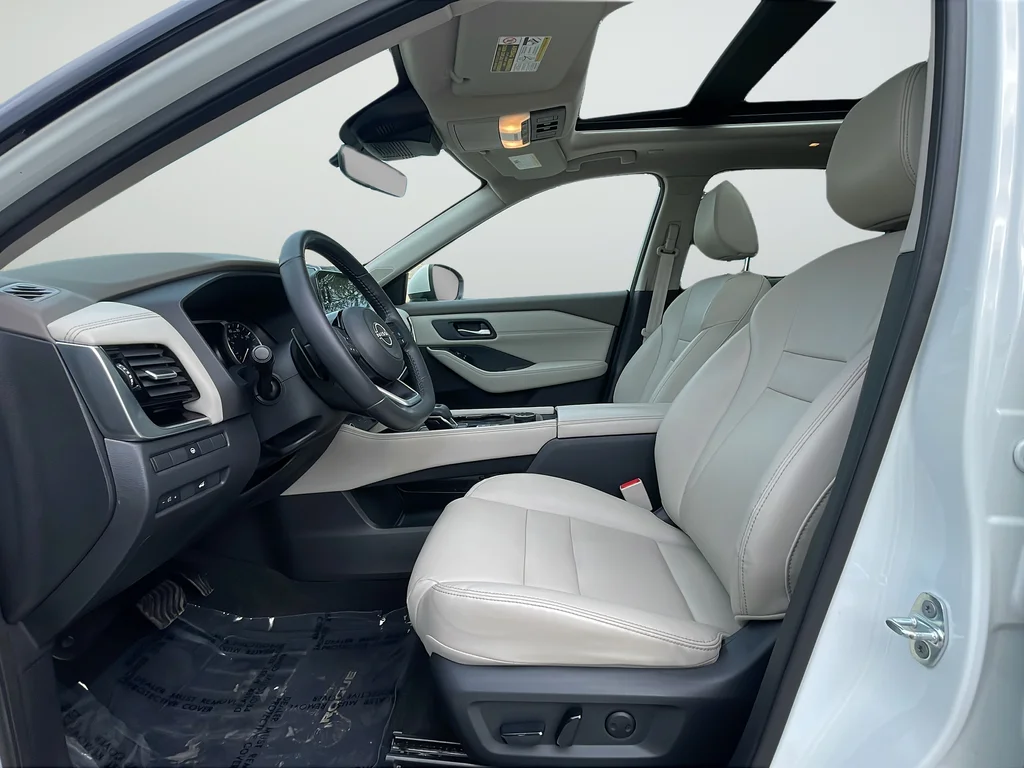 Used 2022 White Nissan SL image 11