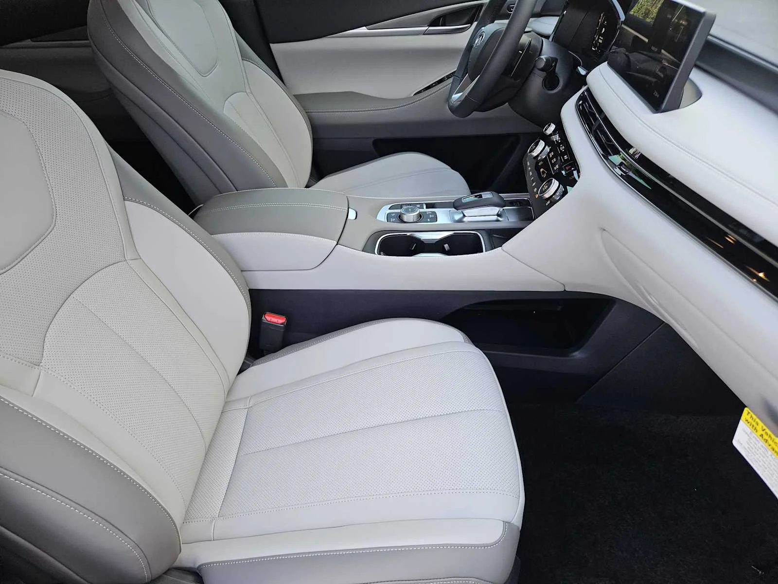 New 2027 RADIANT WHITE INFINITI Luxe FWD image 9