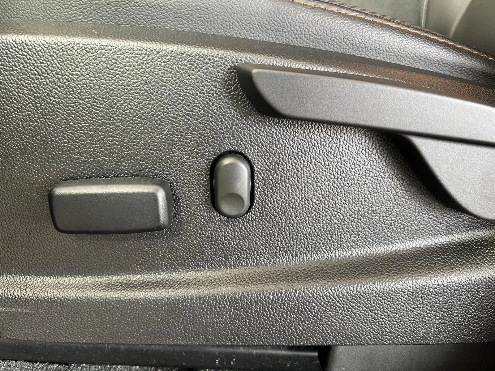 Used 2022 Onyx Black GMC AT4 - Leather image 5