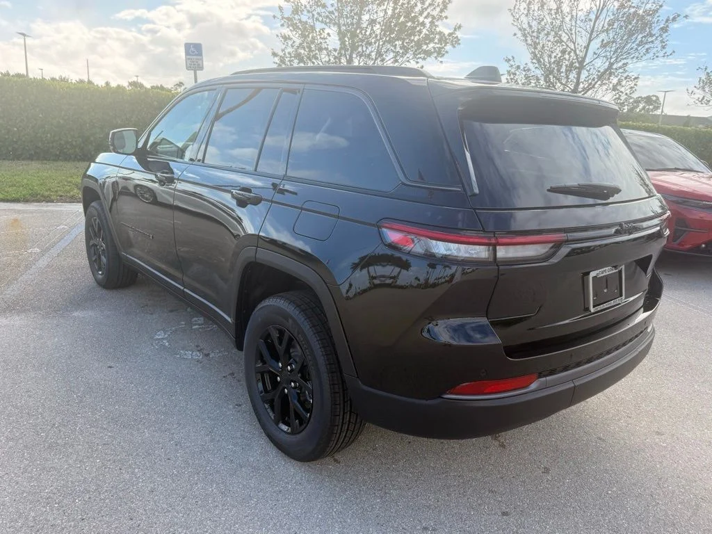 New 2026 Diamond Black Crystal Pearl-Coat Exterior Paint Jeep Altitude image 6