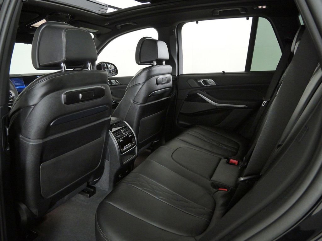 New 2026 Black Sapphire Metallic BMW xDrive40i image 32