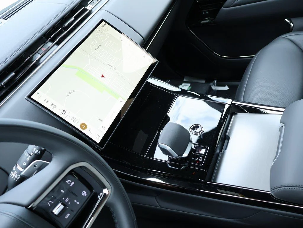 New 2025 Fuji White Land Rover Dynamic SE image 21