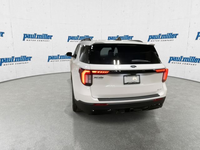 New 2026 Star White Metallic Tri-Coat Ford ST-Line image 9