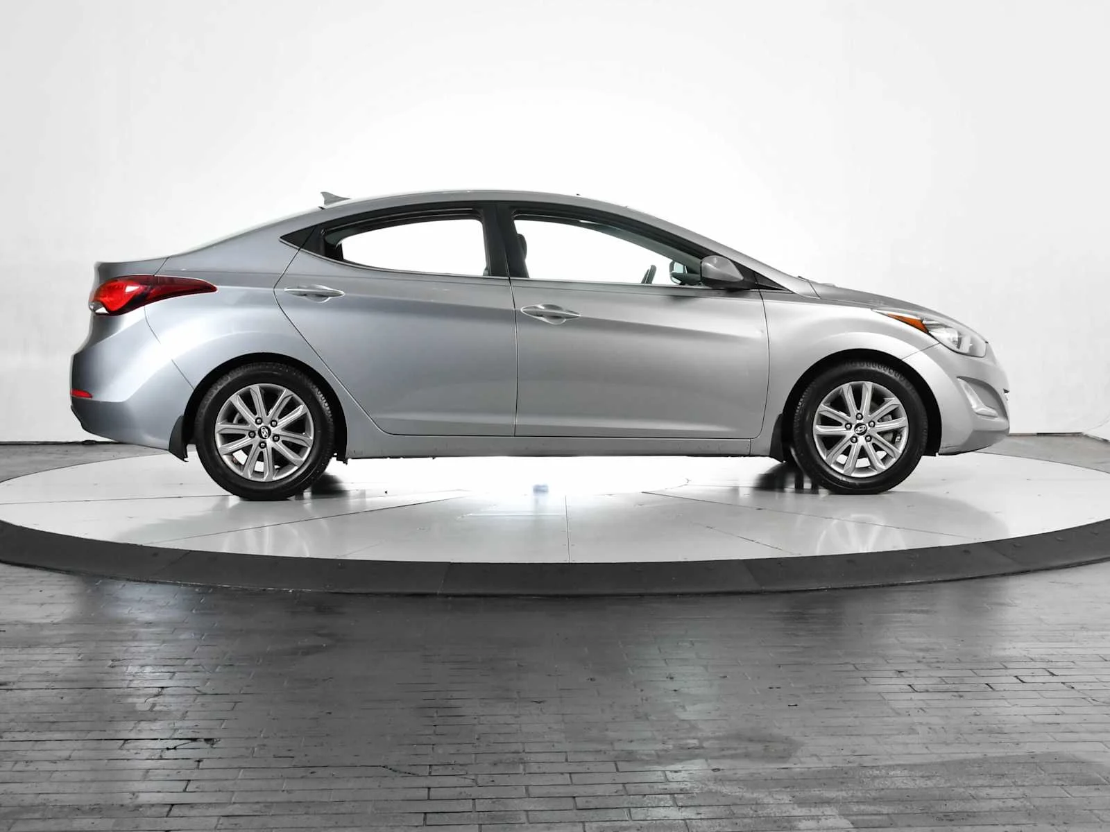 Used 2015 Shale Gray Metallic Hyundai SE image 7