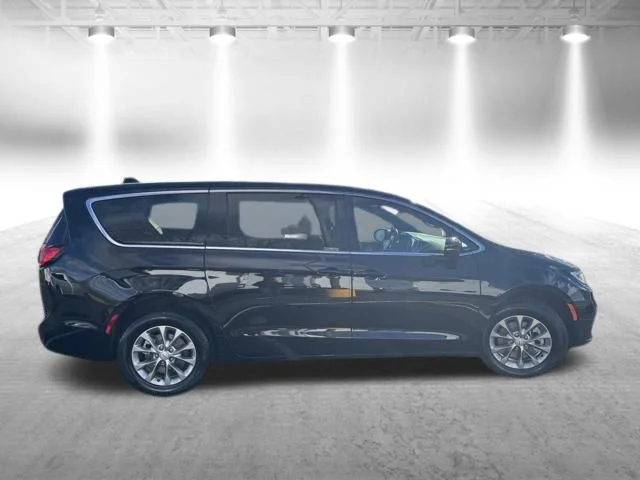 New 2026 Diamond Black Crystal Pearl-Coat Exterior Paint Chrysler Select image 5