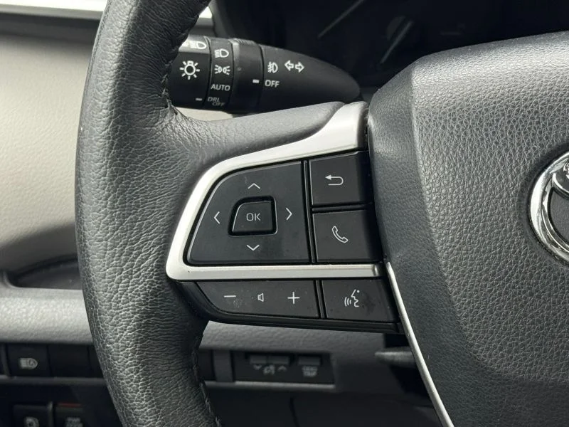 Used 2023  Toyota XLE Minivan 4D image 16