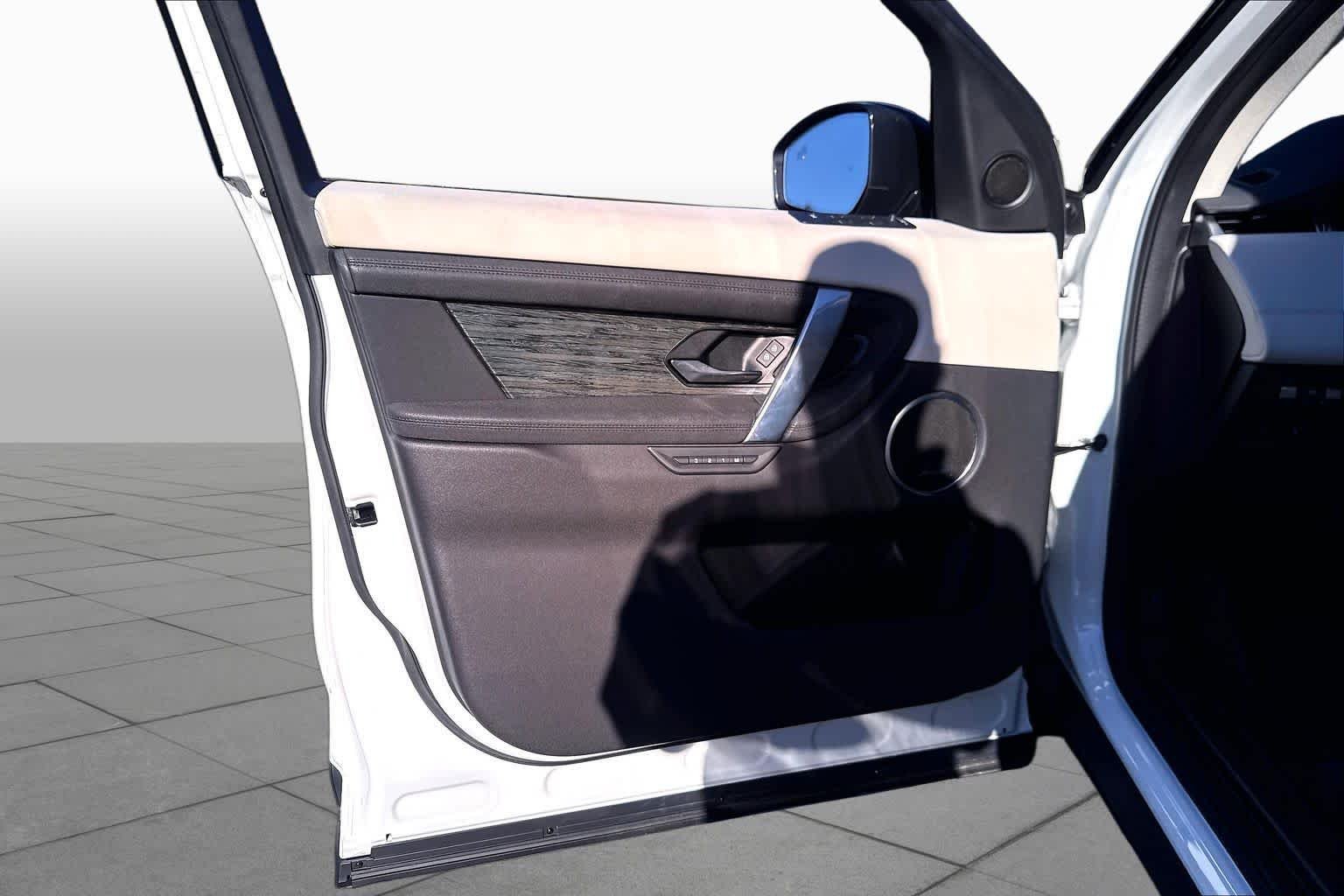 Used 2022 Fuji White Land Rover SE image 22