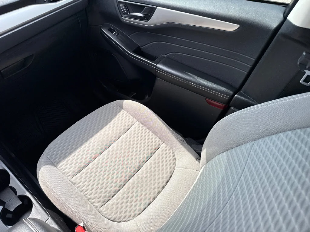 Used 2022 Red Ford SE image 15