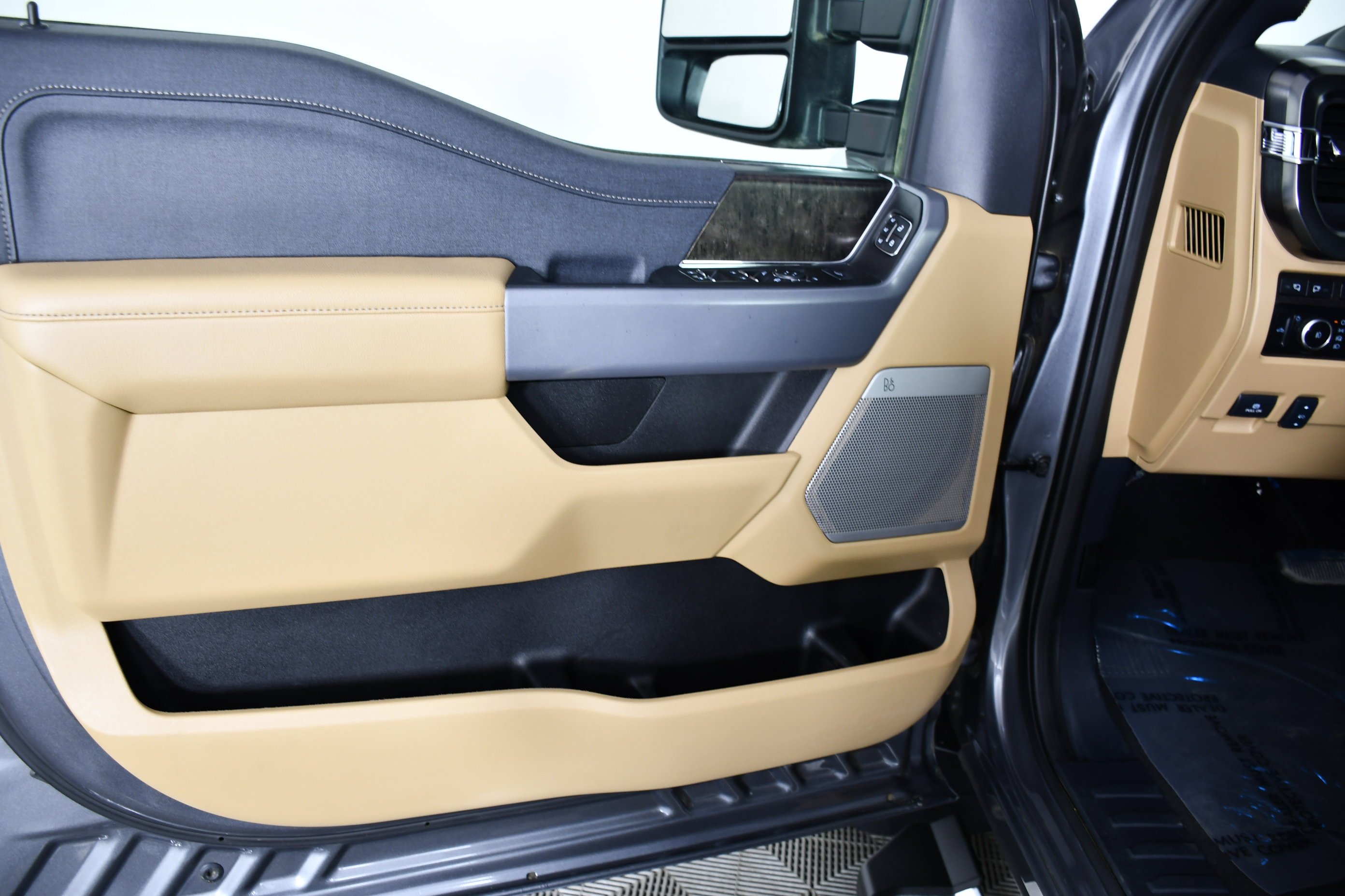 Used 2024 Gray Metallic Ford LARIAT image 44