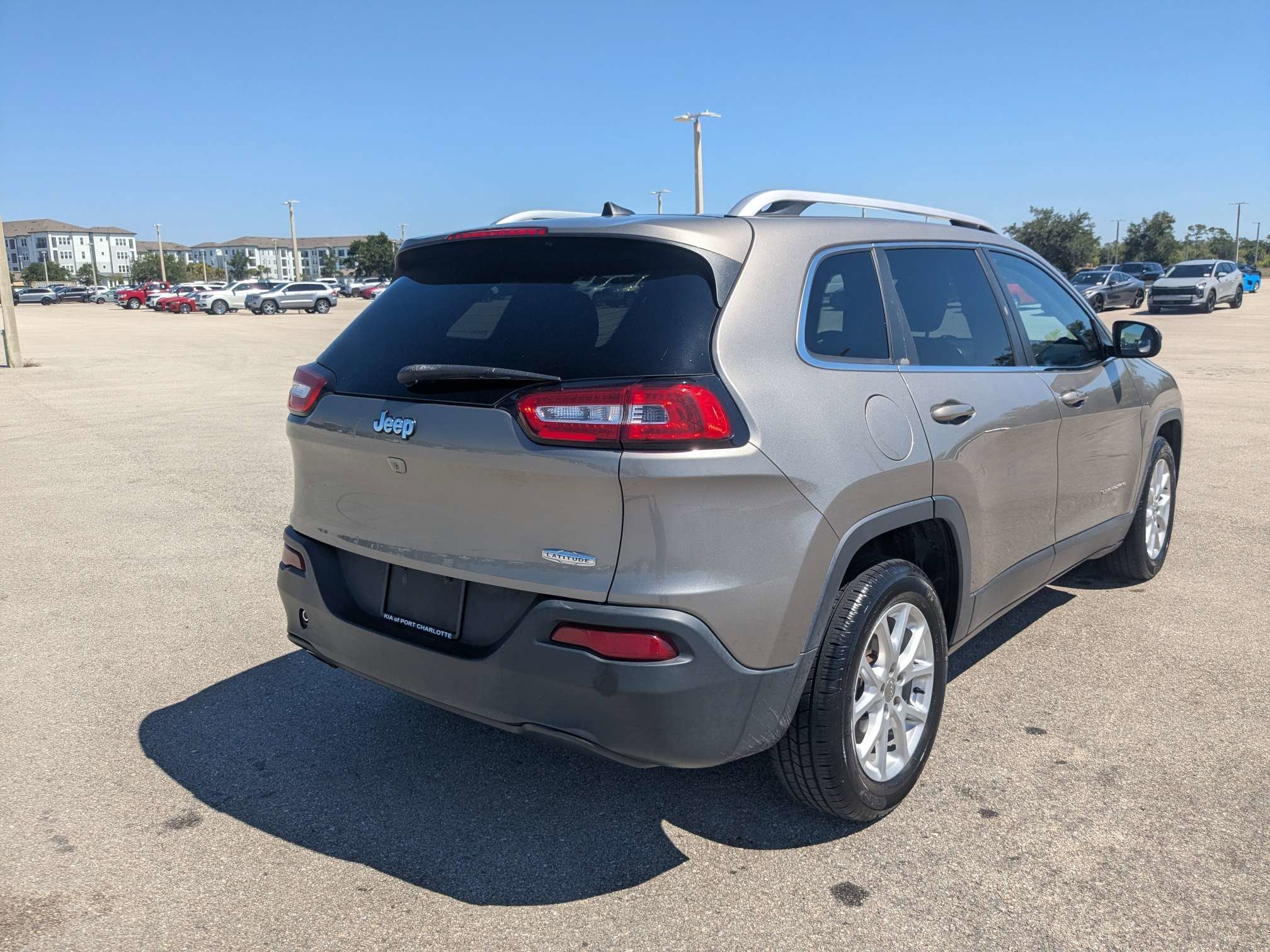 Used 2018 Light Brownstone Pearlcoat Jeep Latitude Plus image 5