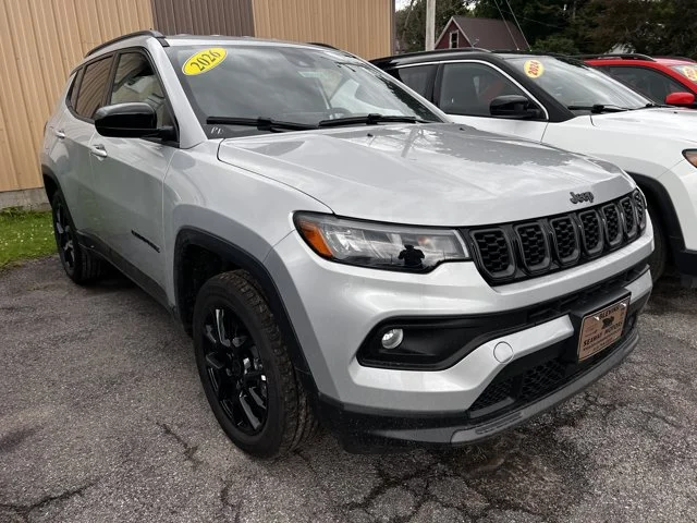 New 2026 Silver Zynith Metallic Clear-Coat Exterior Paint Jeep Latitude Altitude image 4