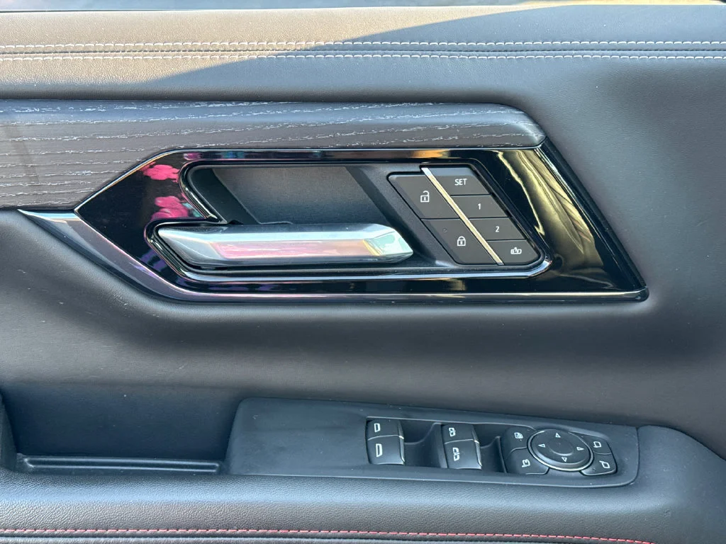 2025 GMC Yukon AT4 Ultimate - Photo 16