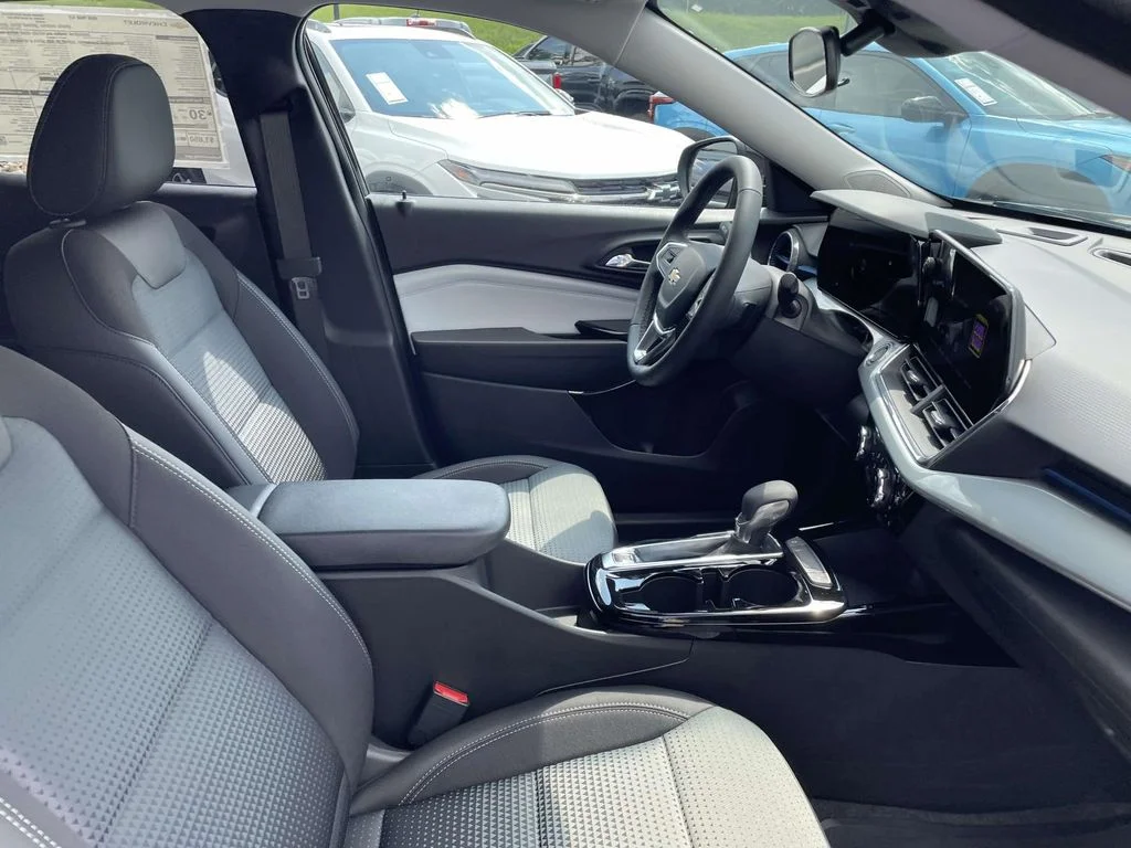 New 2026 Mosaic Black Metallic Chevrolet LT image 9