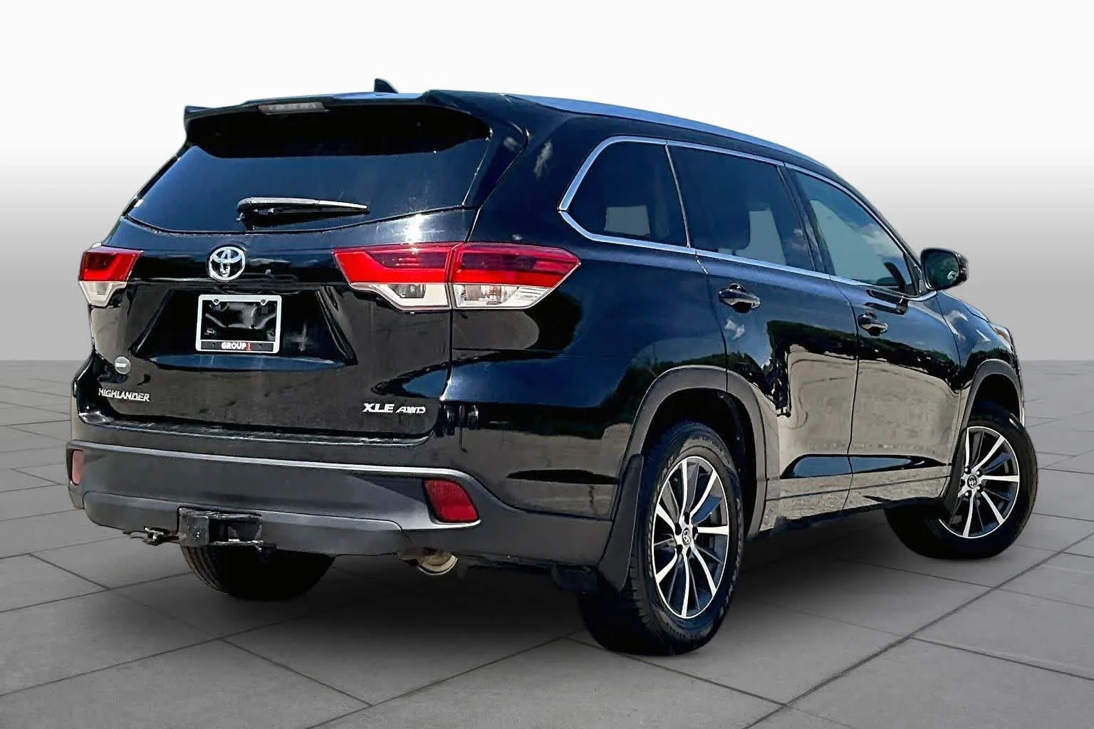 Used 2017 Midnight Black Metallic Toyota XLE image 13