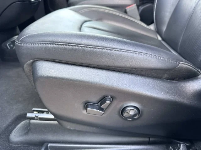 Used 2025 White Chrysler Select image 37