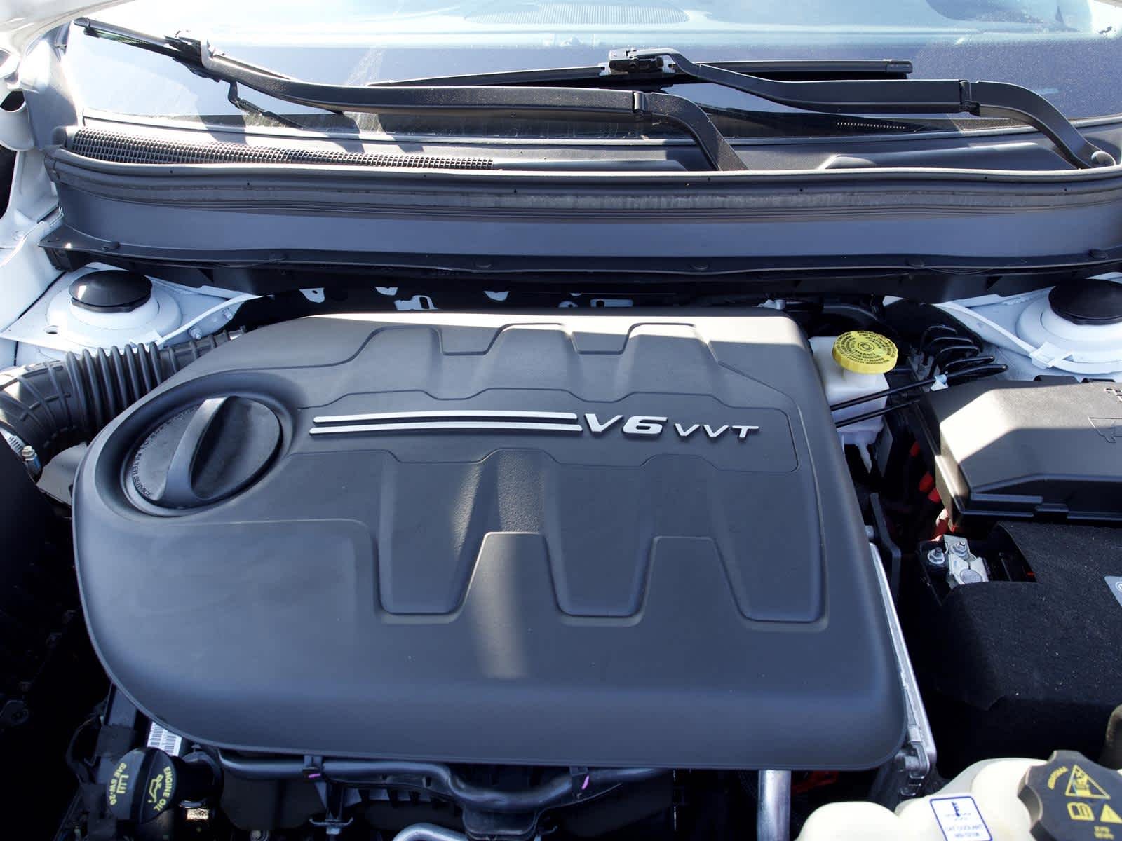 Used 2022 White Jeep Latitude Lux 4x4 image 26