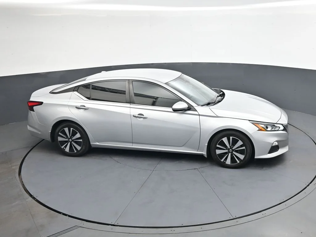 Used 2022 Silver Nissan 2.5 SV image 32