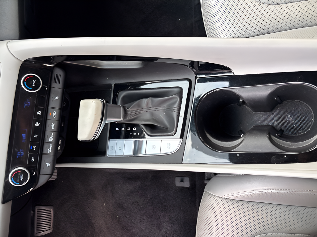Used 2025 White Hyundai Limited image 19
