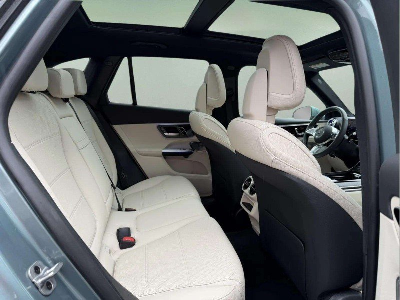 Used 2025 Verde Silver Metallic Mercedes-Benz GLC 300 image 25
