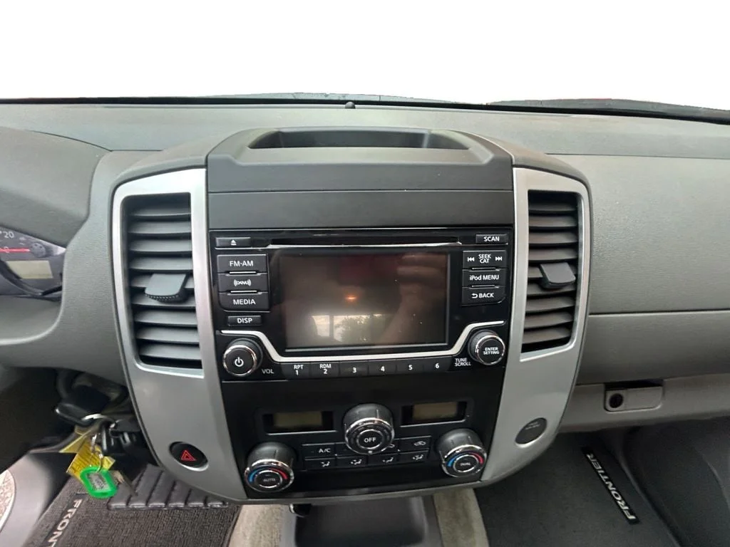 Used 2017 Glacier White Nissan  image 11