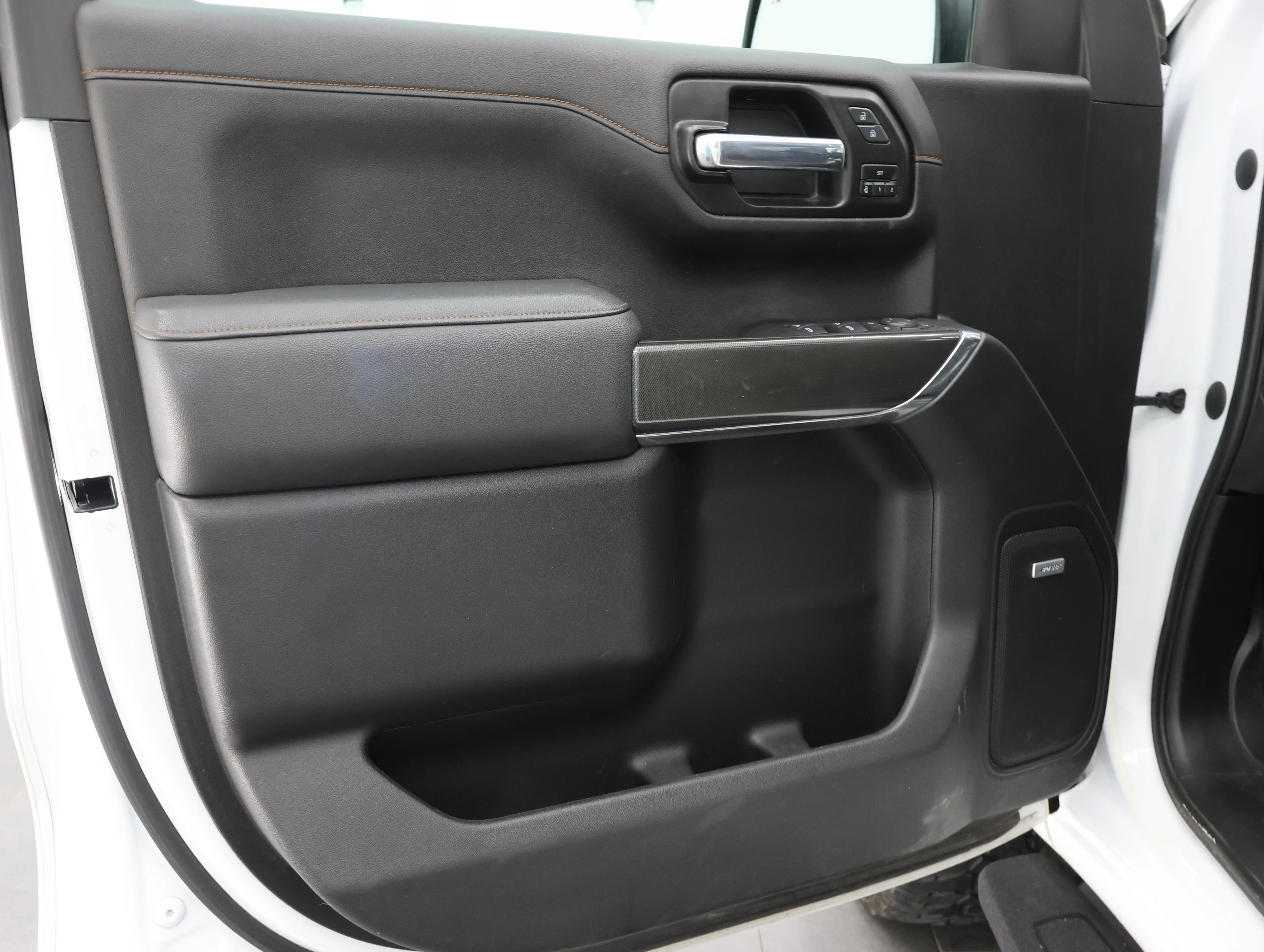 Used 2022 Summit White GMC AT4 image 41