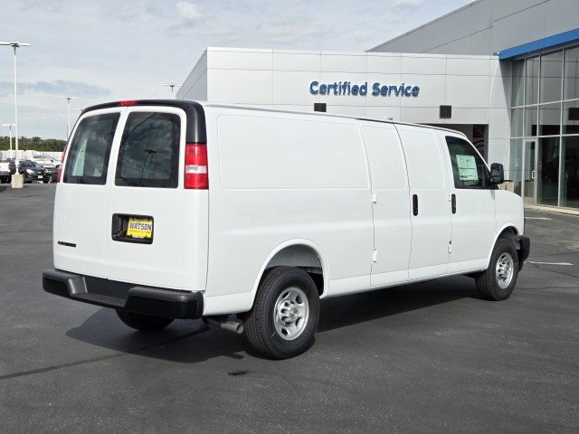 New 2026 Summit White Chevrolet WT image 5