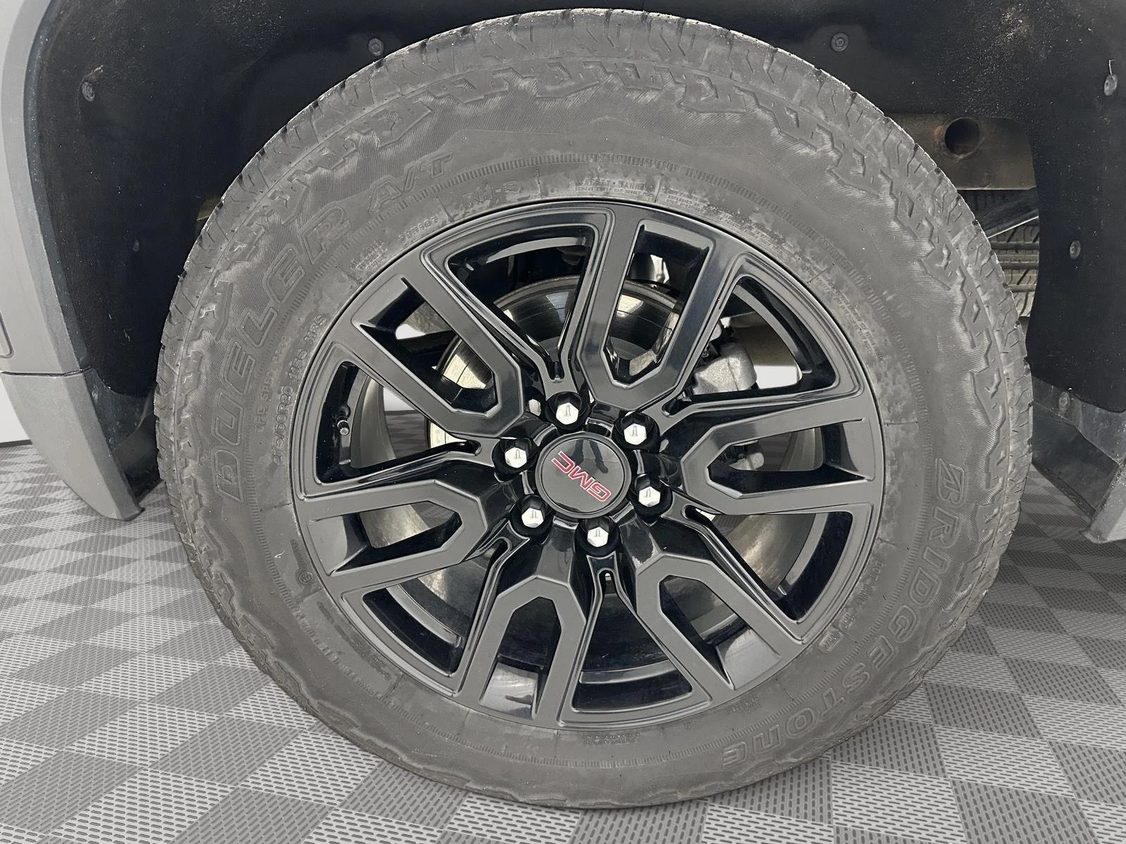 Used 2024 Summit White GMC Elevation image 31
