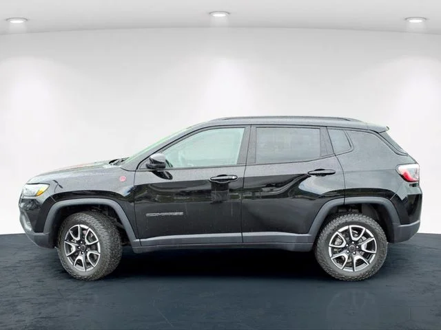 Used 2025 Black Jeep Trailhawk image 14
