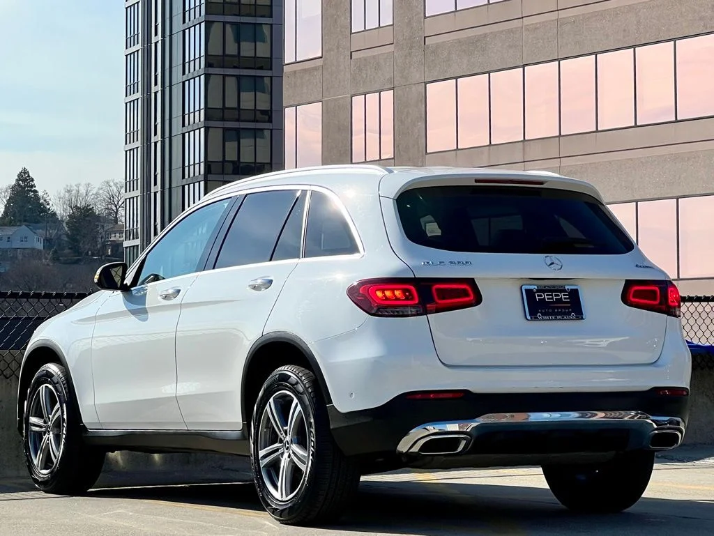 Certified Used 2022  Mercedes-Benz GLC 300 image 4