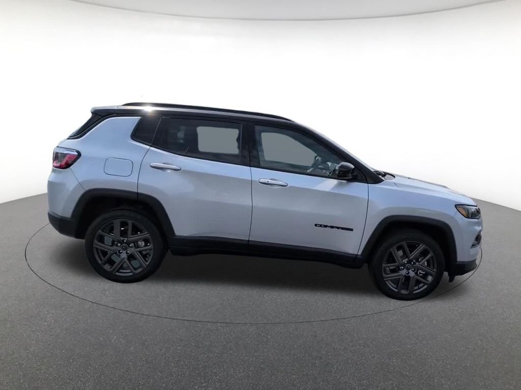 New 2026 Silver Zynith Metallic Clear-Coat Exterior Paint Jeep Limited image 5