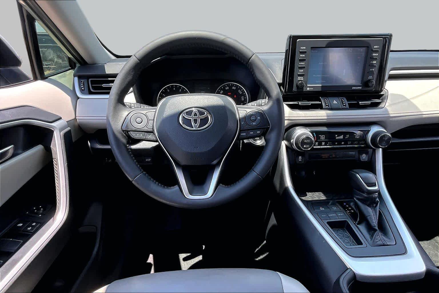 Used 2020 Lunar Rock Toyota XLE Premium image 6