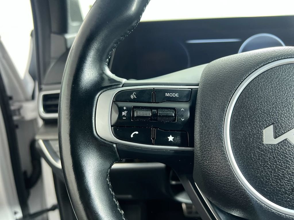 Used 2023 White Kia X-Pro Prestige image 18