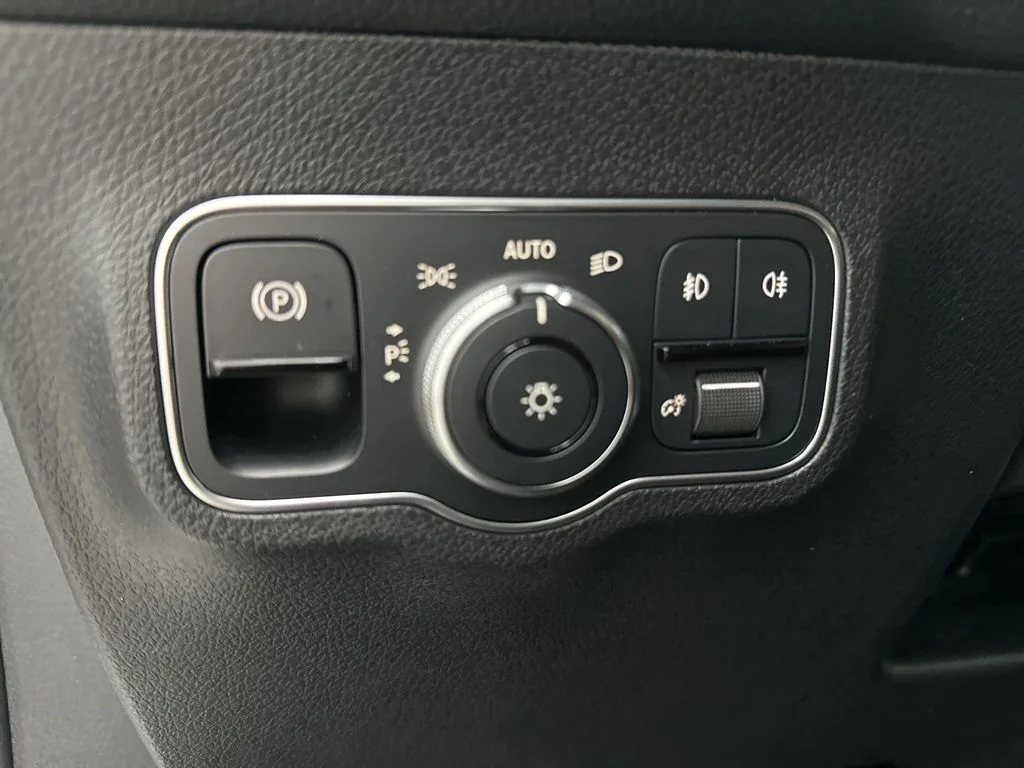 Used 2026 White Mercedes-Benz GLB 250 image 17