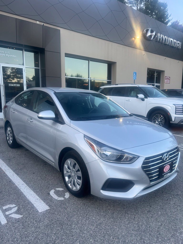 Used 2021 Silver Hyundai SE image 3