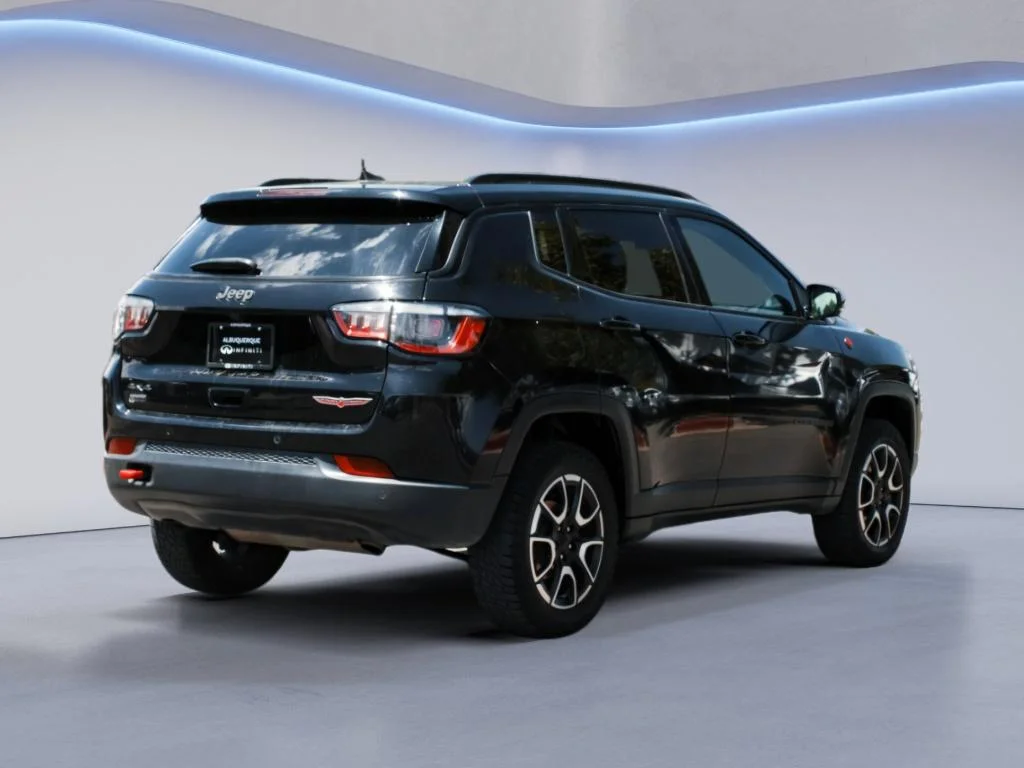 Used 2024  Jeep Trailhawk image 5