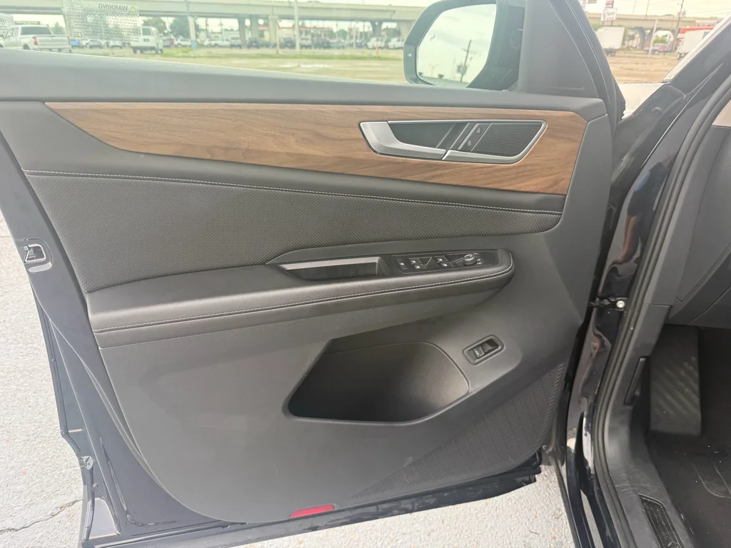 2025 Volkswagen Atlas SE w/Tech - Photo 10