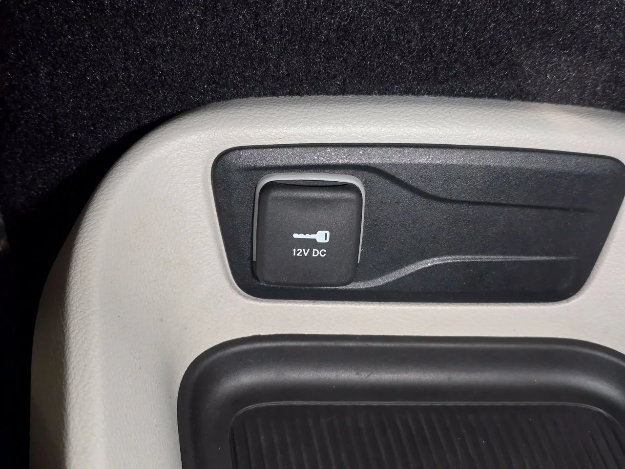 Used 2023 Silver Mist Clearcoat Chrysler LX image 21