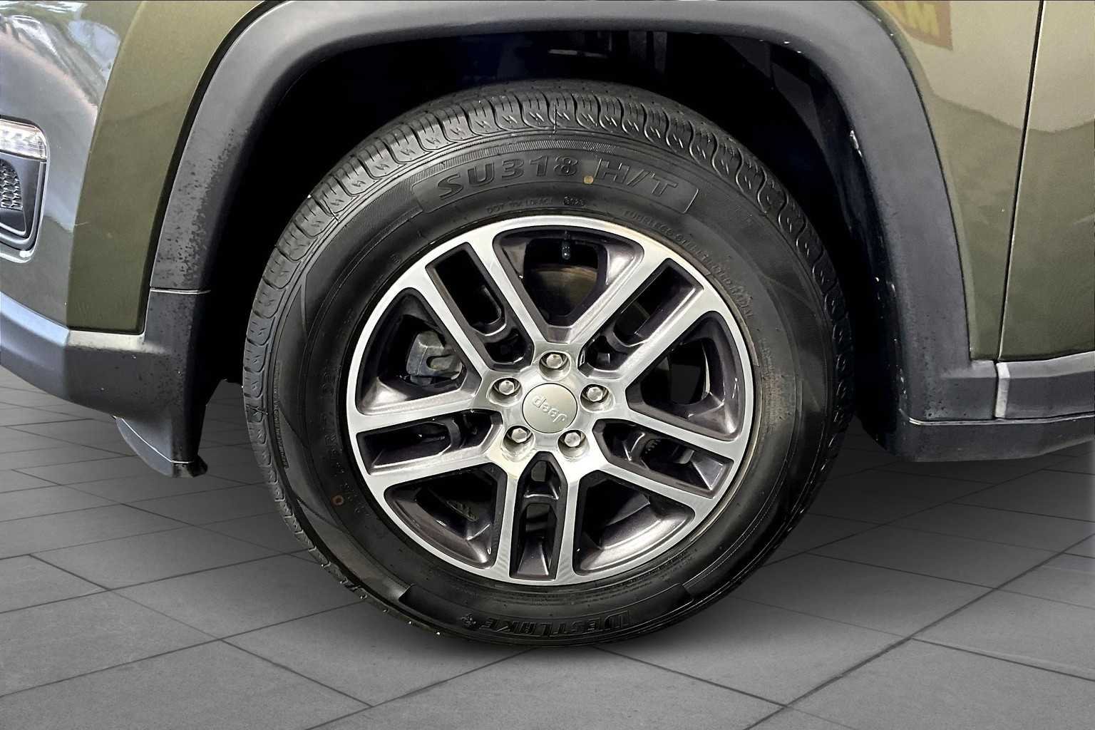 Used 2018 Olive Green Pearlcoat Jeep Latitude image 11