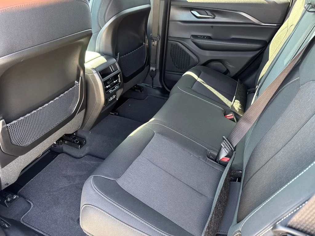 New 2026 Bright White Clear-Coat Exterior Paint Jeep Laredo X image 18