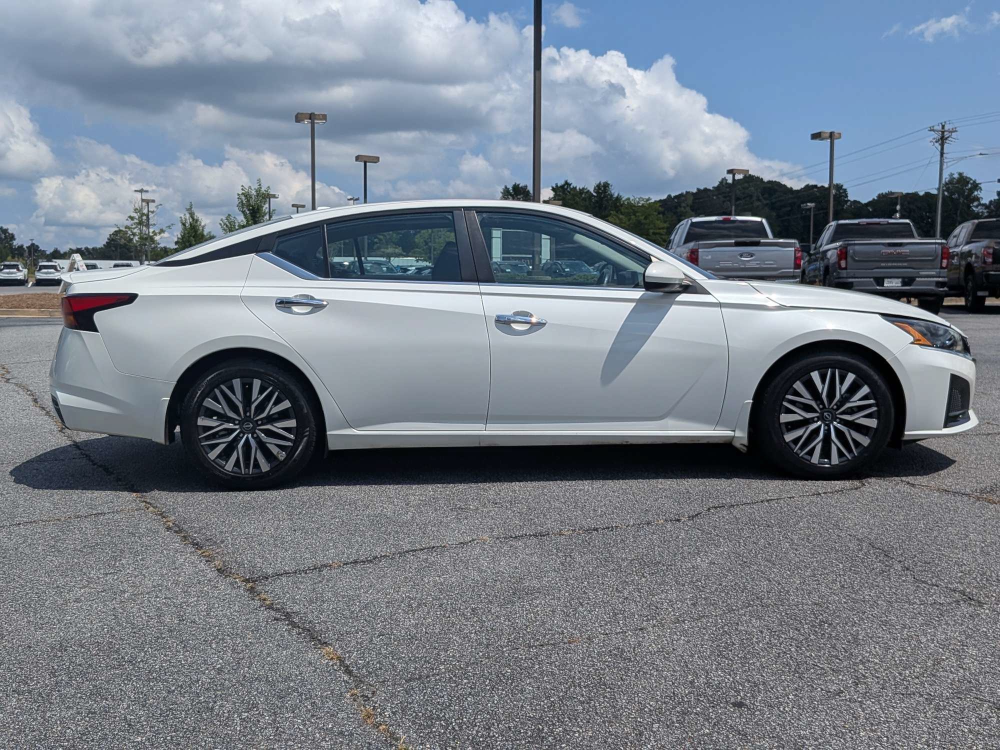 Used 2024 White Nissan 2.5 SV image 2