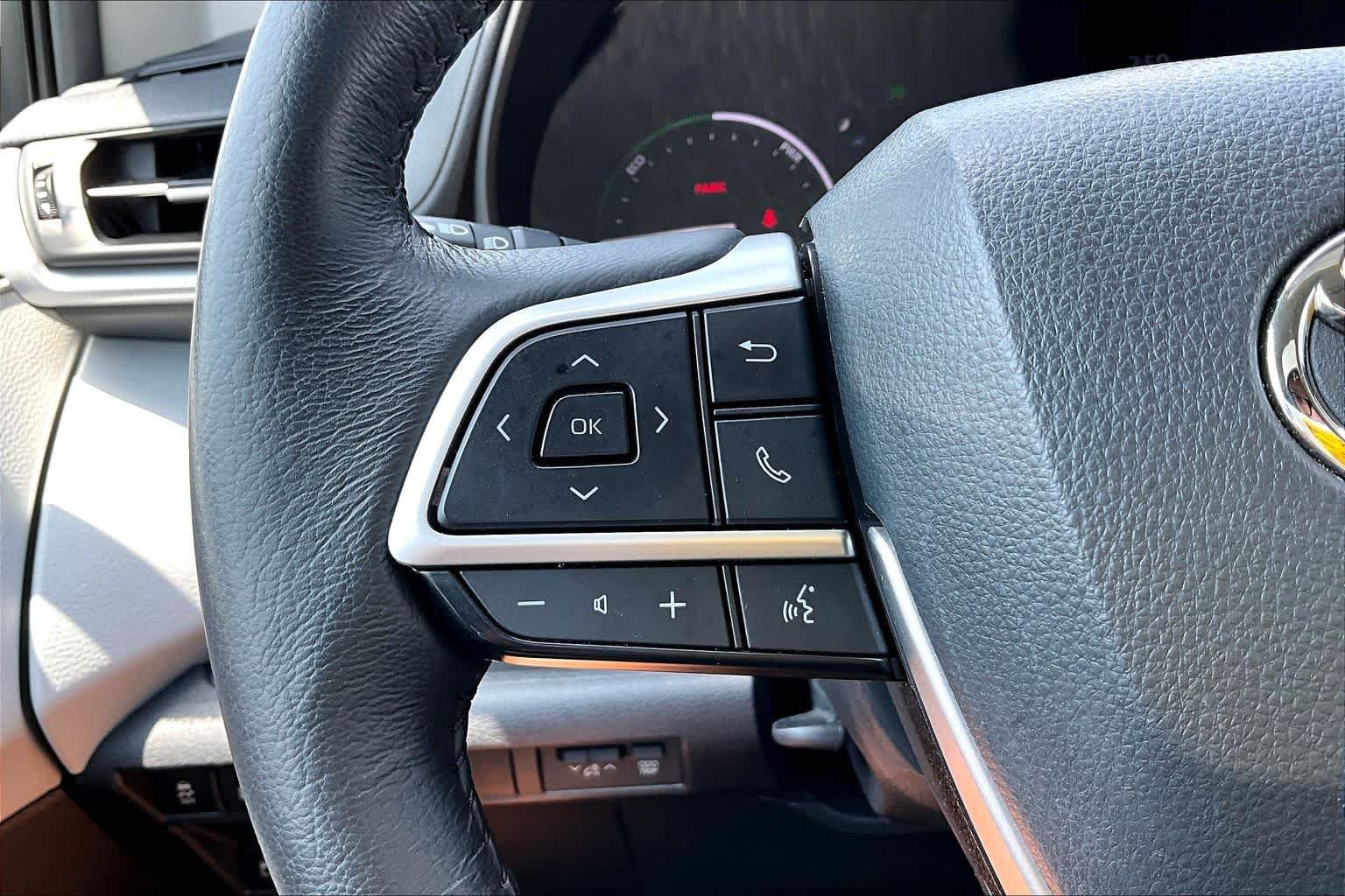 Used 2025 Wind Chill Pearl Toyota XLE image 23